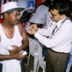 Doctor treating padayatri (Gurusthan Trust)